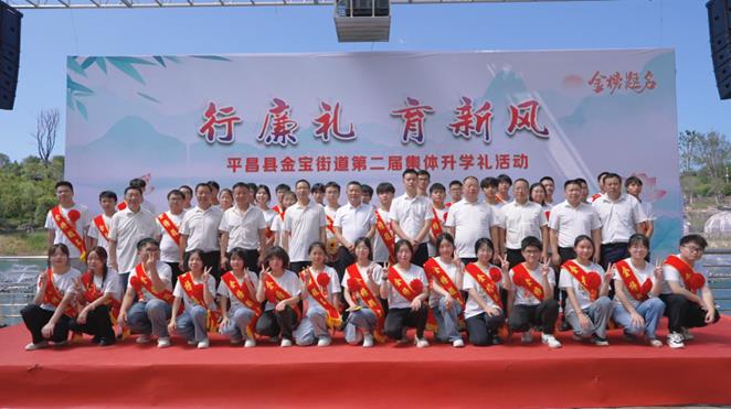 准大学生集体合影。吕鹏供图