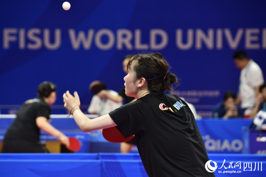 成都大运会中国代表团乒乓球运动员正在赛前训练。人民网记者 王洪江摄