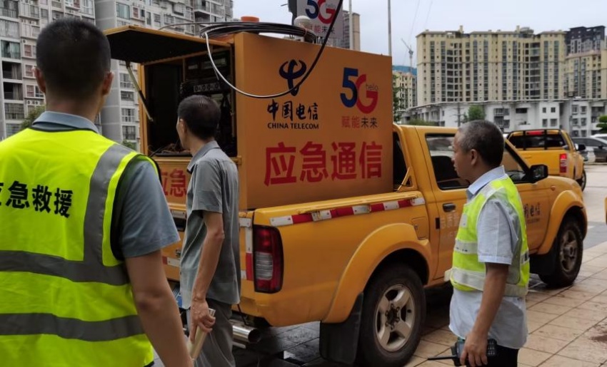 抢险队伍为受灾地区恢复通信。中国电信泸州分公司供图