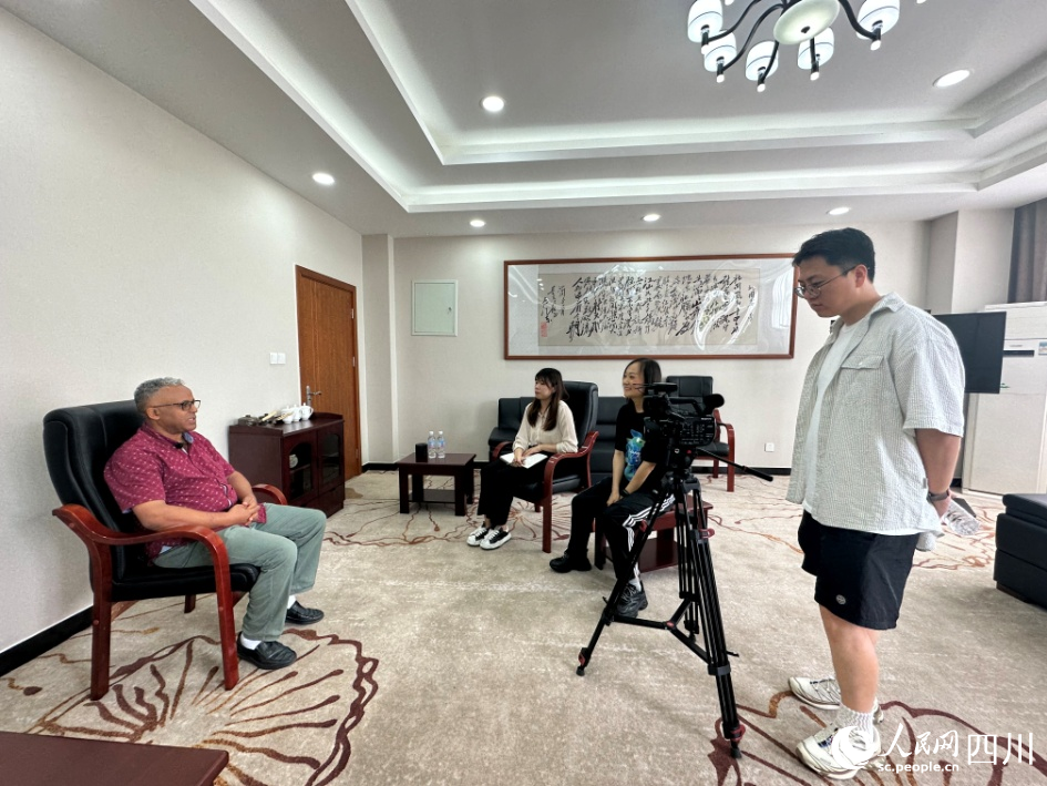 记者在成都纺织高等专科学校进行采访。人民网记者 王波摄