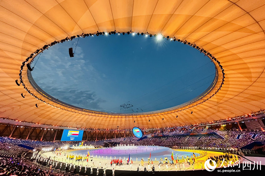 成都第31届世界大学生夏季运动会开幕式现场。人民网记者 朱虹摄