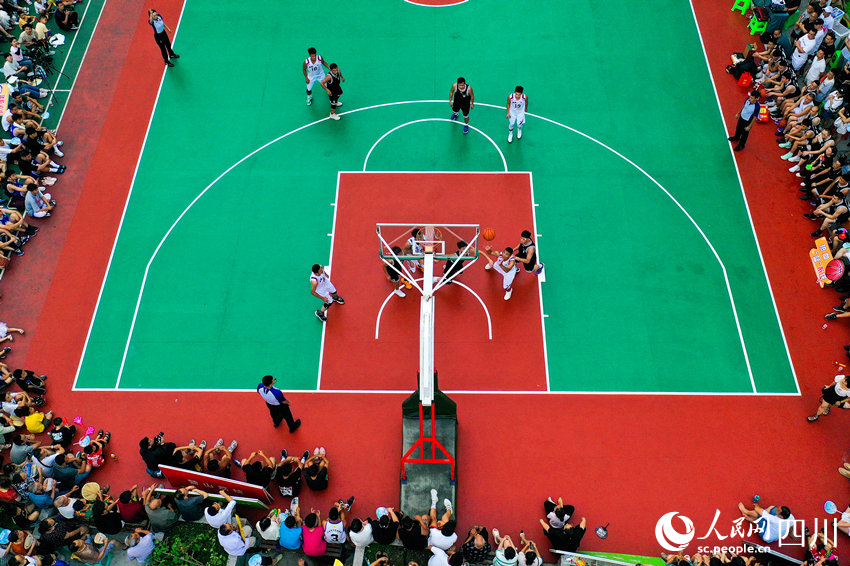 “村BA”篮球比赛现场。牟科摄