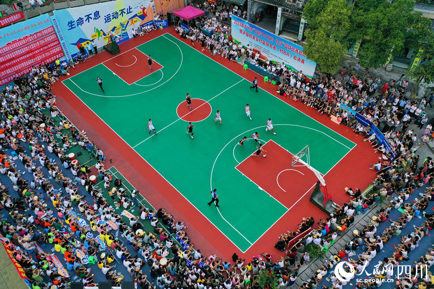 “村BA”篮球比赛现场。牟科摄
