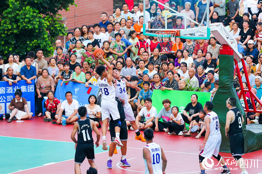 球员们角逐冠军。牟科摄