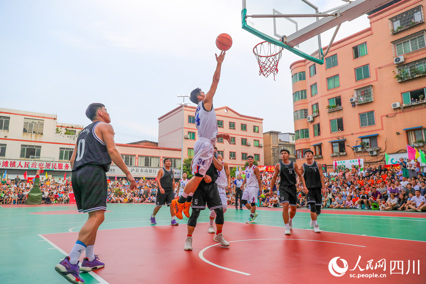 球员们角逐冠军。牟科摄