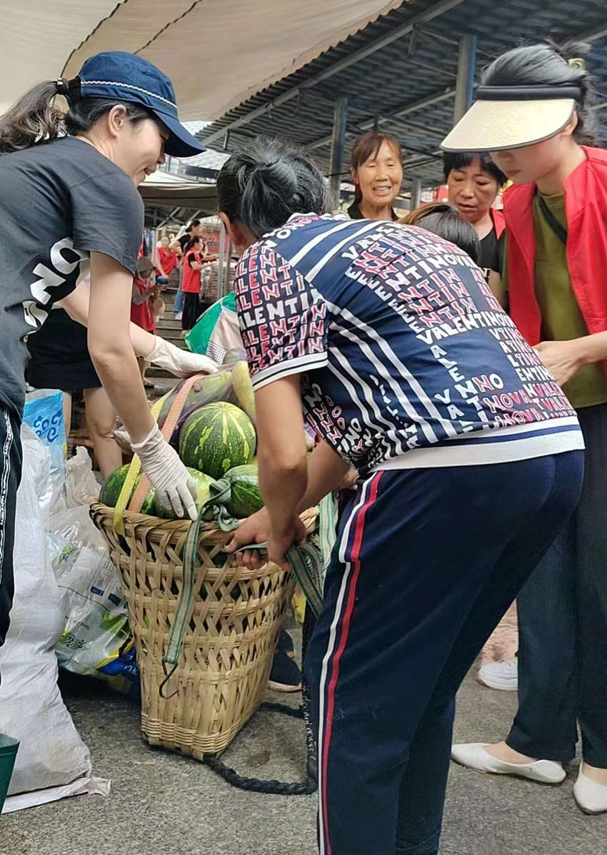 魏和芳将背来的菜卸下。古蔺融媒供图