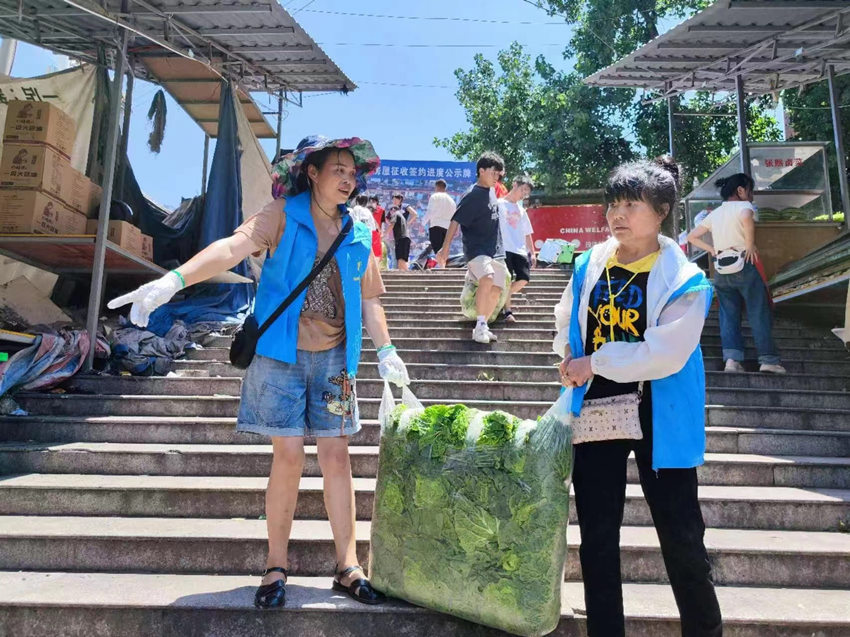 骆亚（左一）和家人留下开展志愿活动。谢旭摄