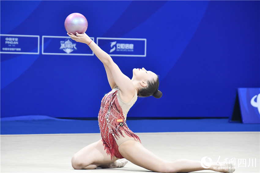 中國選手在藝術體操個人球決賽中。人民網記者 王洪江攝