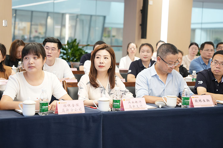 与会企业代表认真听税务干部讲解。陈湘娟供图
