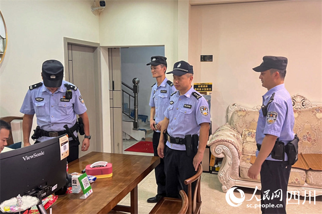 胡嘉珲在辖区开展清查整治工作。陈智豪摄