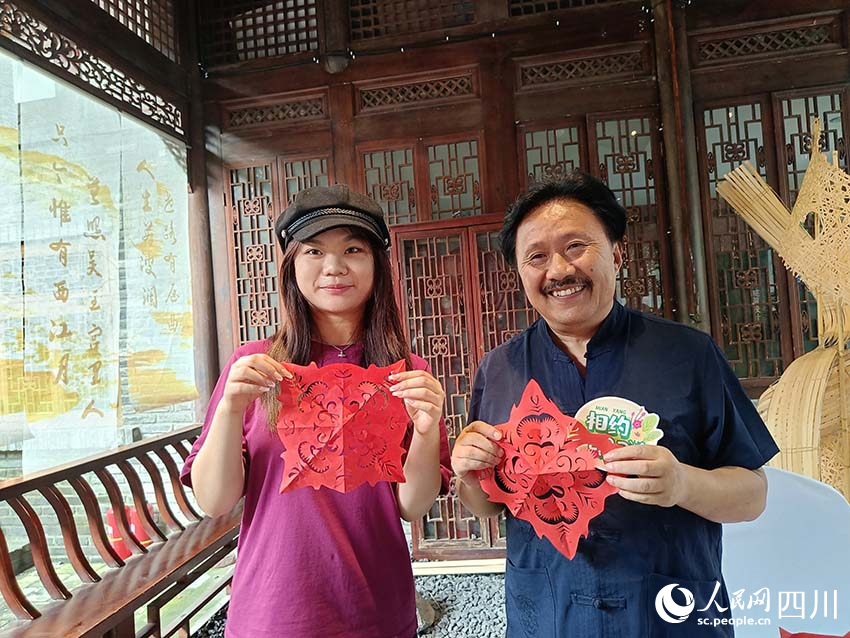 剪纸体验。吴舒婷摄