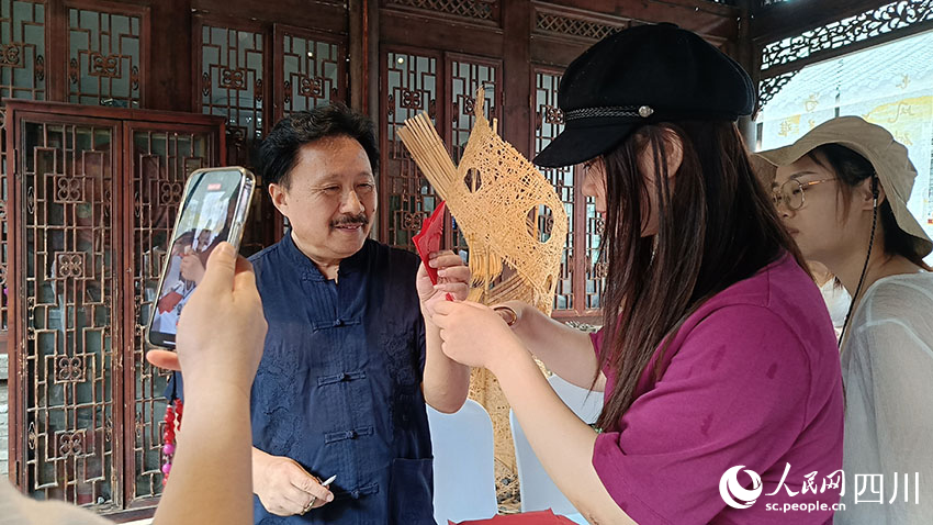 一人记录，一人拍照，剪纸体验好热闹。吴舒婷摄