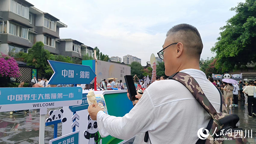 游客用李白文创雪糕拍照打卡。吴舒婷摄