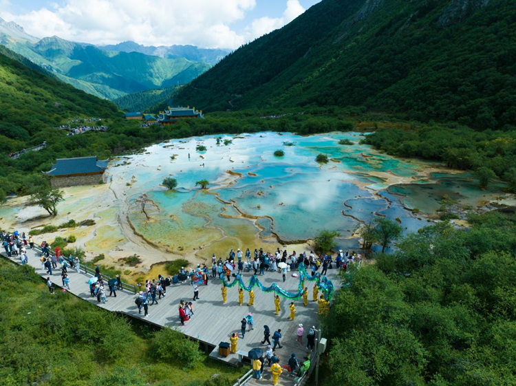 游客在五彩池赏景。主办方供图