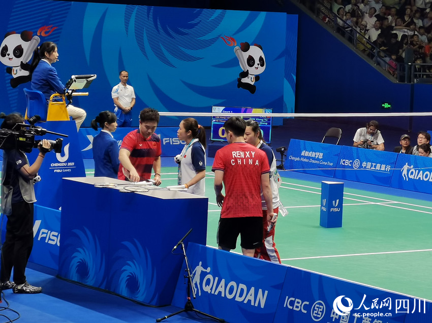 中国队男双组合任翔宇、谭强在和教练团队交流。王洪江摄