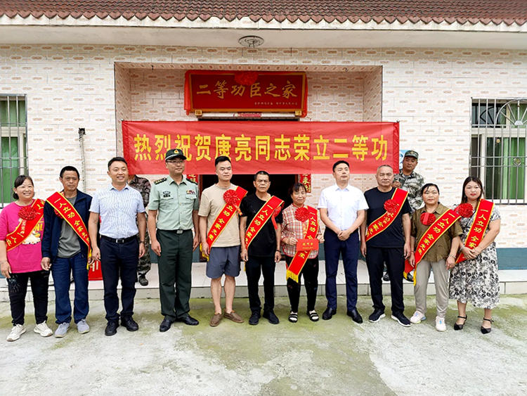 送荣誉到家。绵竹市融媒体中心供图
