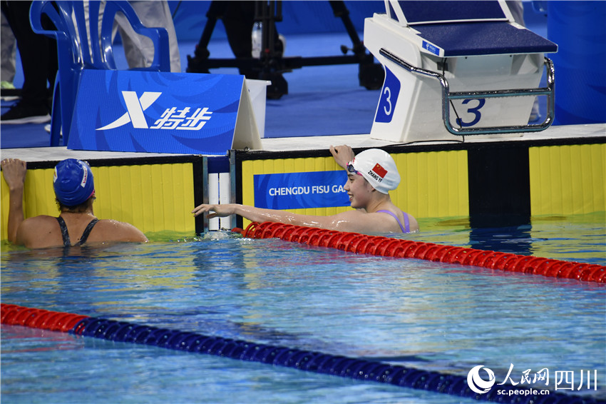 张雨霏向对手致意。人民网记者 王洪江摄