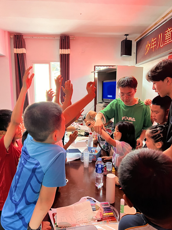 和孩子们一起做实验。广汉市融媒体中心供图
