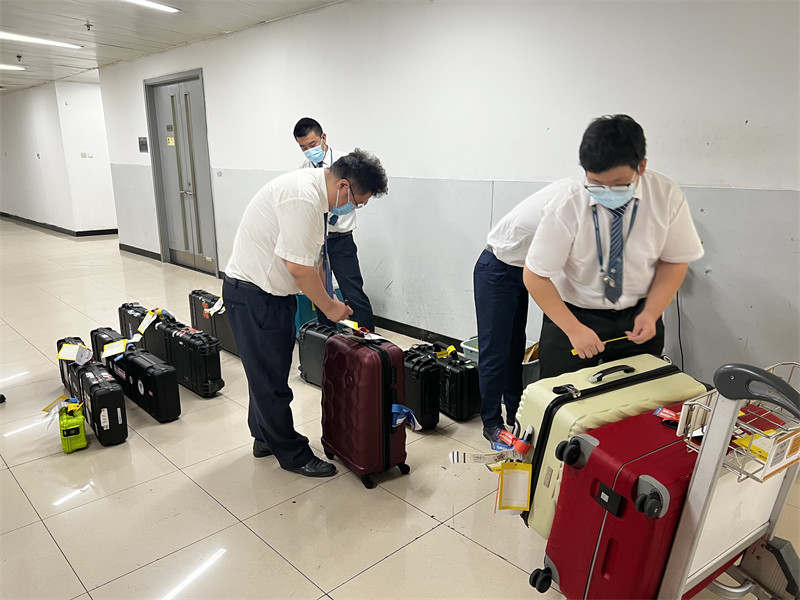 北京专班工作人员配合首都机场相关部门检查行李和验枪弹。成都大运会执委会外联部供图