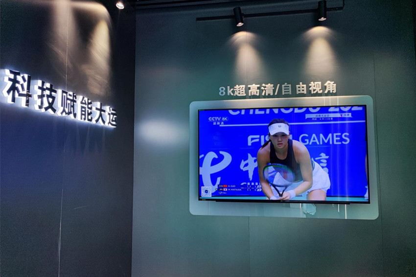 CCTV8K超高清频道播出大运会网球比赛。四川电信供图