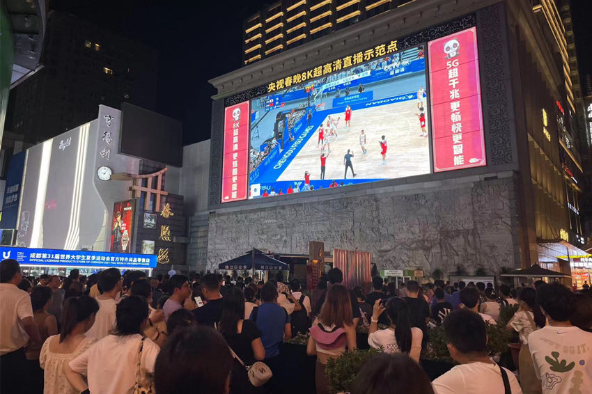 春熙路8K大屏直播现场。四川电信供图