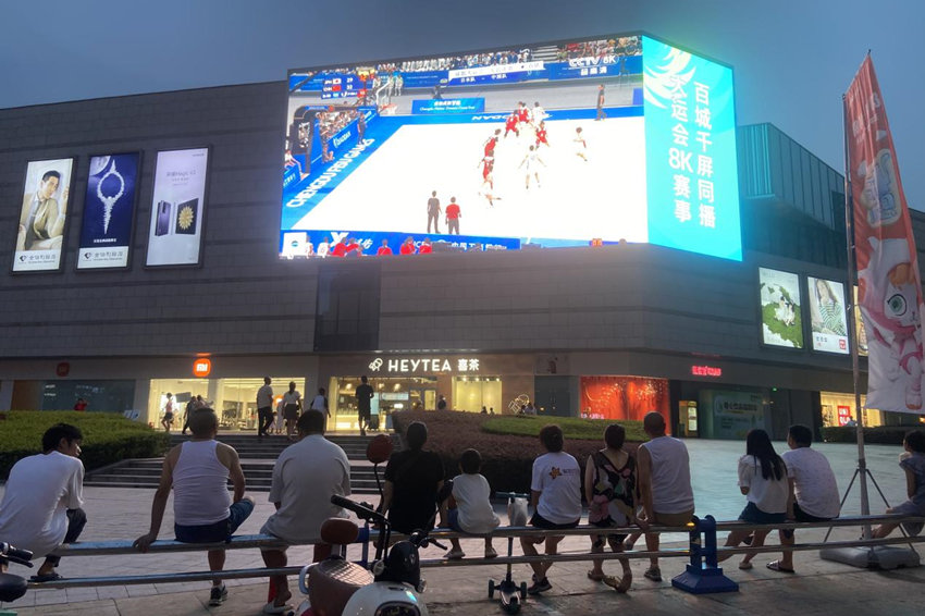 乐山世豪广场8K大屏直播现场。四川电信供图