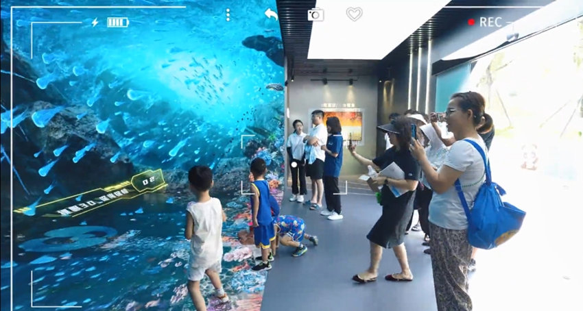 市民和游客到桂溪生态公园项目展示馆体验。四川电信供图