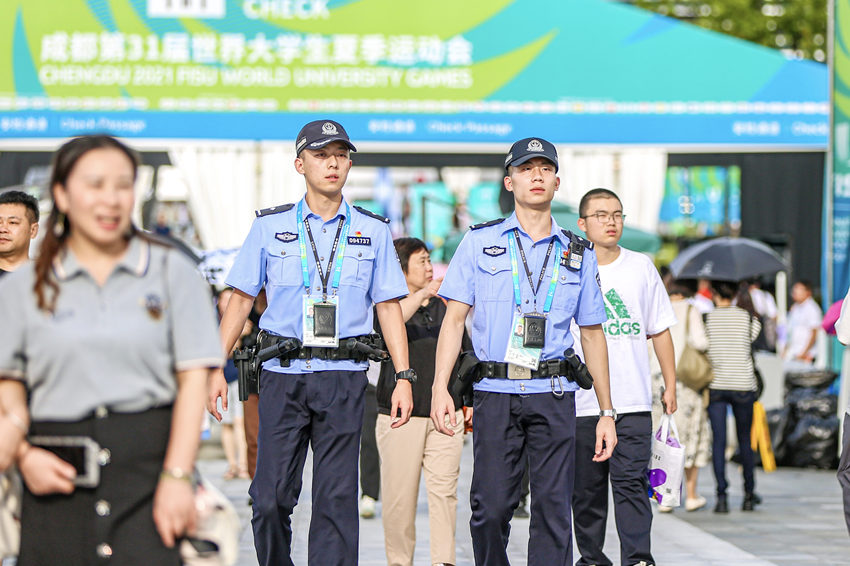 东安湖游泳场馆外的执勤巡逻民警。成都公安供图