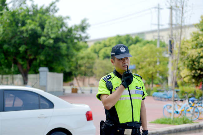 交警曾睿。刘树平摄