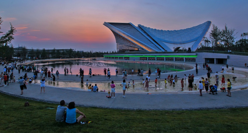 傍晚时分，市民们纷纷来到成都露天音乐公园享受夕阳中的浪漫时光。胡大田摄