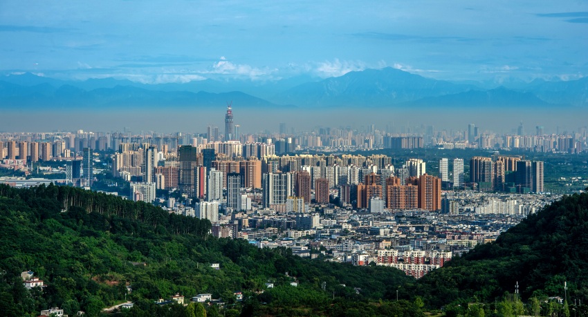 从龙泉山森林公园远眺城市与雪山。成都大运会执委会供图