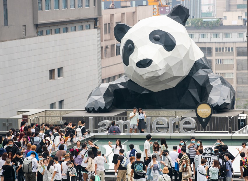 市民游客与网红爬墙熊猫合影打卡。成都大运会执委会供图