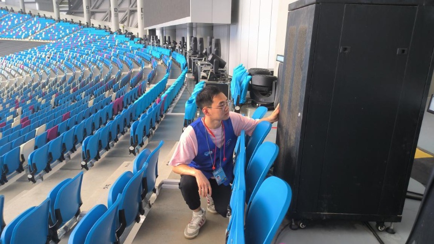 饶宇在体育场现场进行设备检查。中建八局西南公司供图