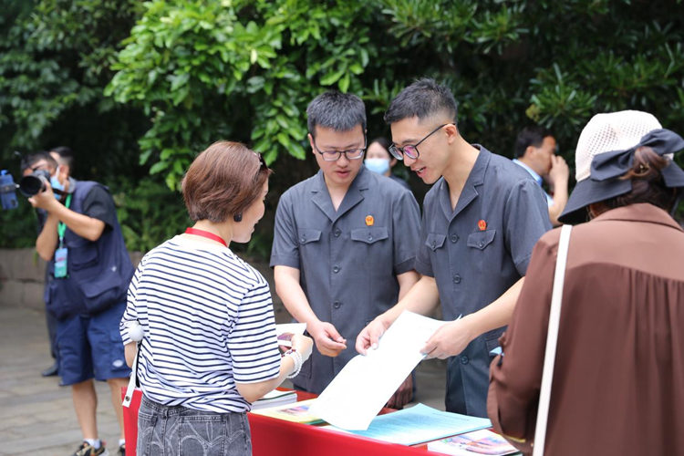 干警在翠云廊古柏保护司法服务站开展法治宣传。剑阁县委宣传部供图