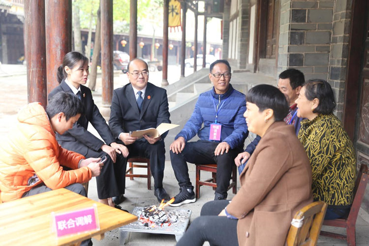 剑门关法庭庭长与特邀调解员共同上门调解。剑阁县委宣传部供图
