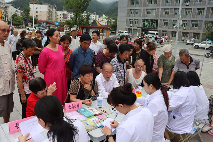 市民排队等待义诊。青川县融媒体中心供图