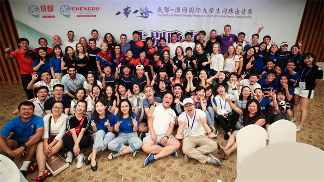 齐琪（第三排右五）与成都-澳网国际大学生网球邀请赛全体工作人员合影。新都公安供图