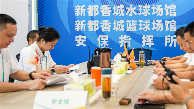 齐琪在新都香城体育中心工作。新都公安供图