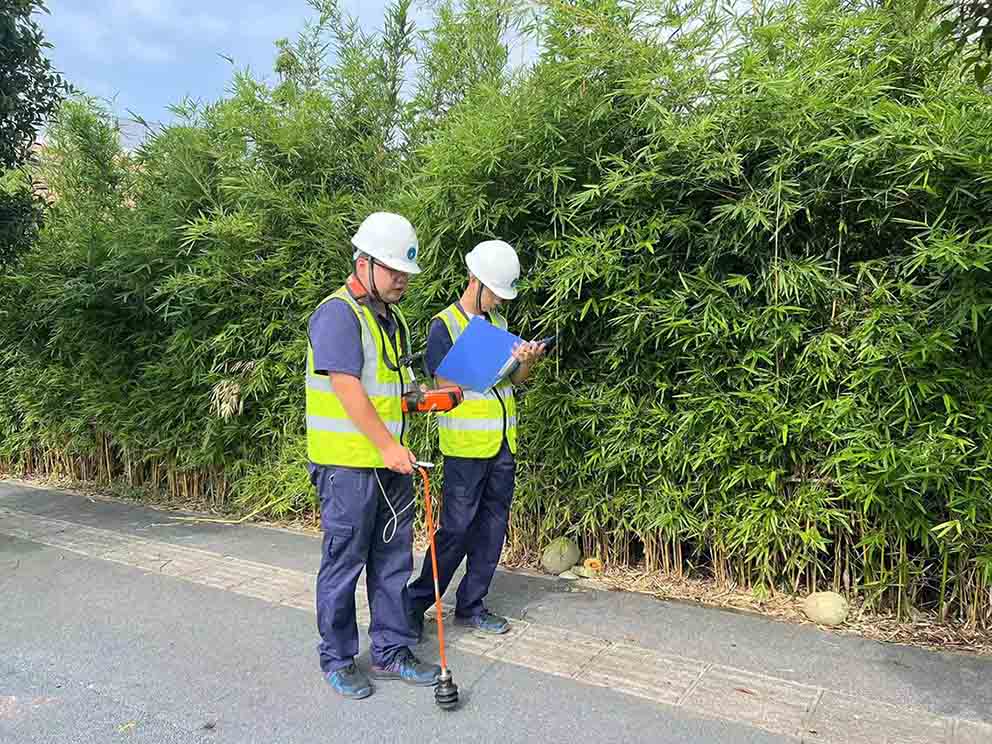 彭山燃氣工作人員正在對道路下埋地管線進行巡查測漏。眉山市彭山區委宣傳部供圖