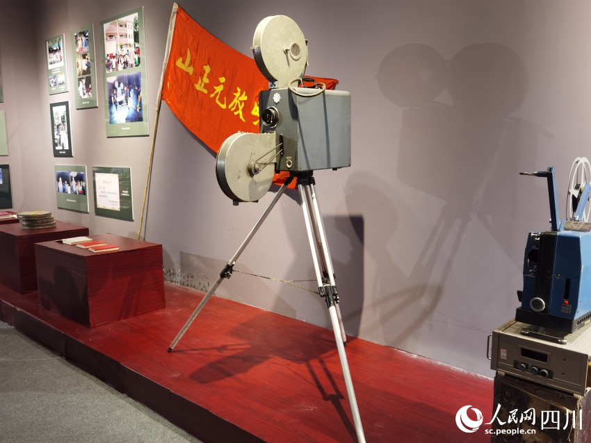 西昌民族电影主题展览现场。王一摄