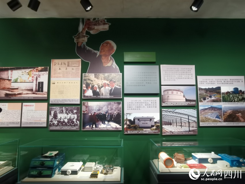 西昌民族电影主题展览现场。王一摄