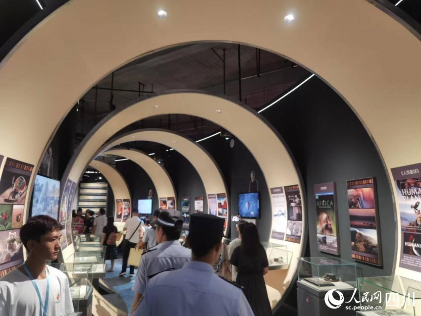 西昌民族电影主题展览现场。王一摄