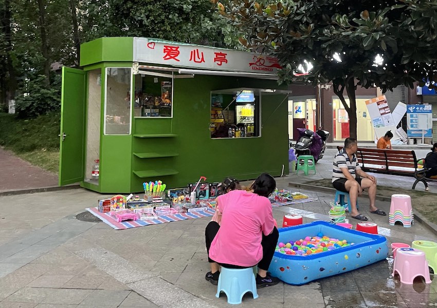 社区为残疾人链接爱心企业捐赠的爱心亭小卖铺。长沟社区供图