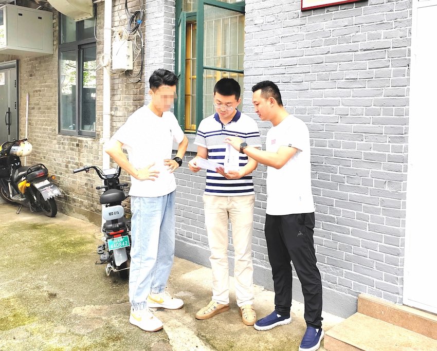张跃飞书记（右）陪同小冯（左）去华西医院检查。长沟社区供图