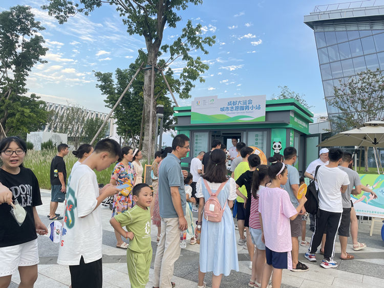 税务志愿者在大运会志愿者服务站为市民游客做好服务。成都市税务局供图