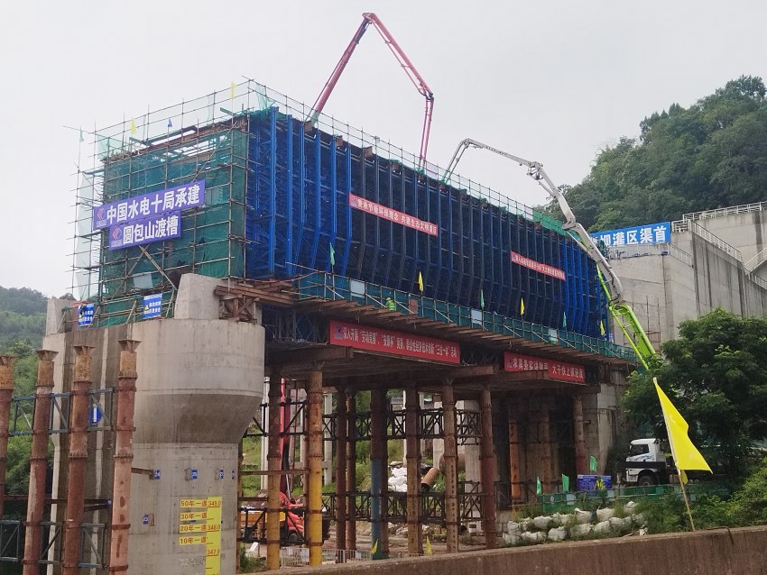 圆包山渡槽第一跨槽身浇筑就绪。四川省水利厅供图