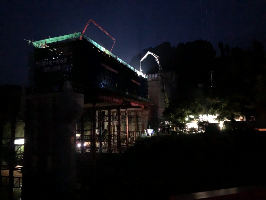 圆包山渡槽第一跨槽身浇筑至深夜。四川省水利厅供图
