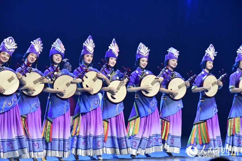 大凉山西昌民族电影周开幕现场。王一摄