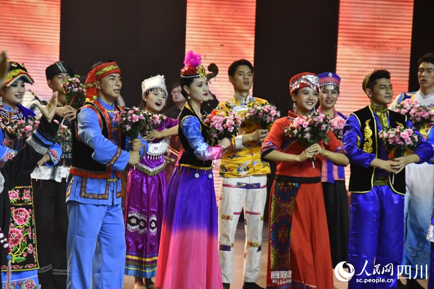 大凉山西昌民族电影周开幕现场。人民网记者 王洪江摄