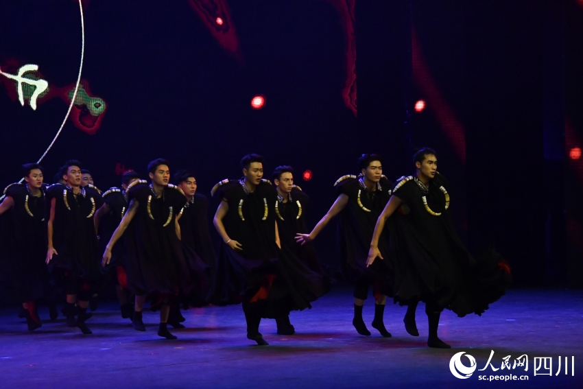 大凉山西昌民族电影周开幕现场。人民网记者 王洪江摄